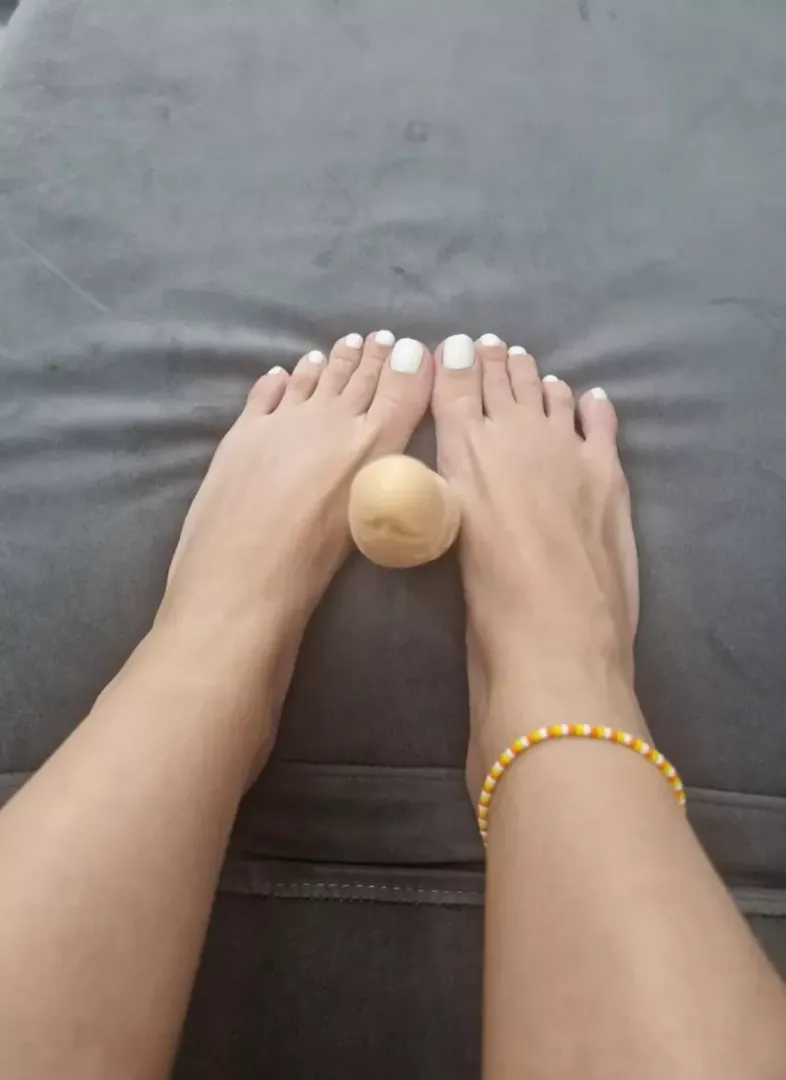 Every man deserves a guardian angel who's addicted to footjob  posted by cutie_babexx