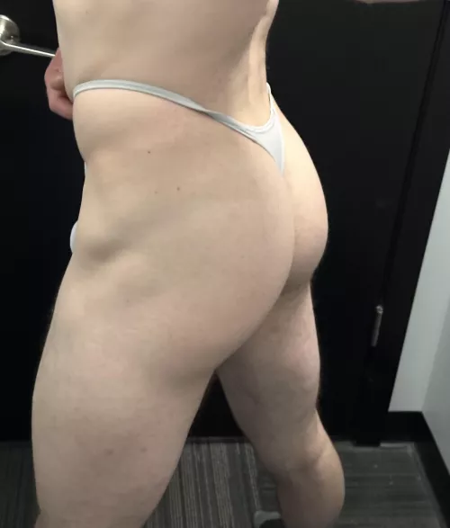 Kiss it by titaniumglutes