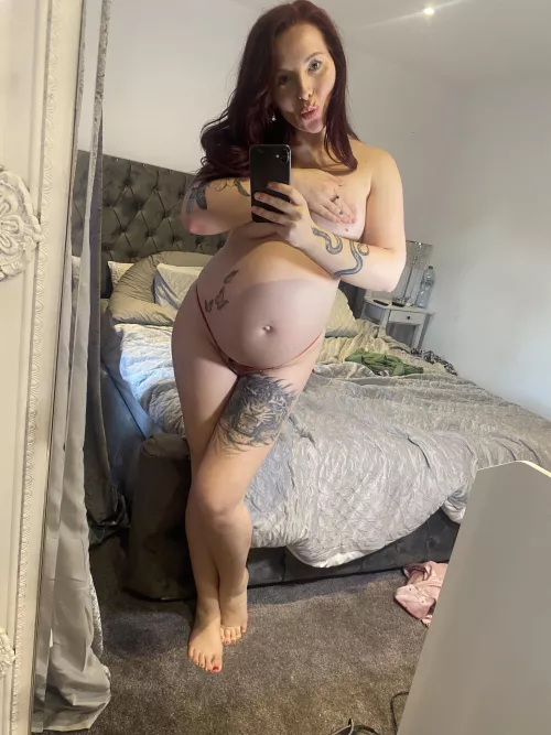 Pregnant selfie by hannahblakeuk