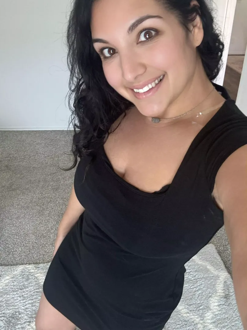 This Latina milf is all dressed up but doesn’t have a date tonight  by sexxymilf1030