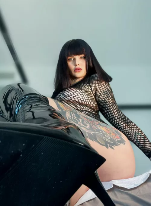 Use your tongue, I want to see my boots more shiny by Xox_sweetcandyy