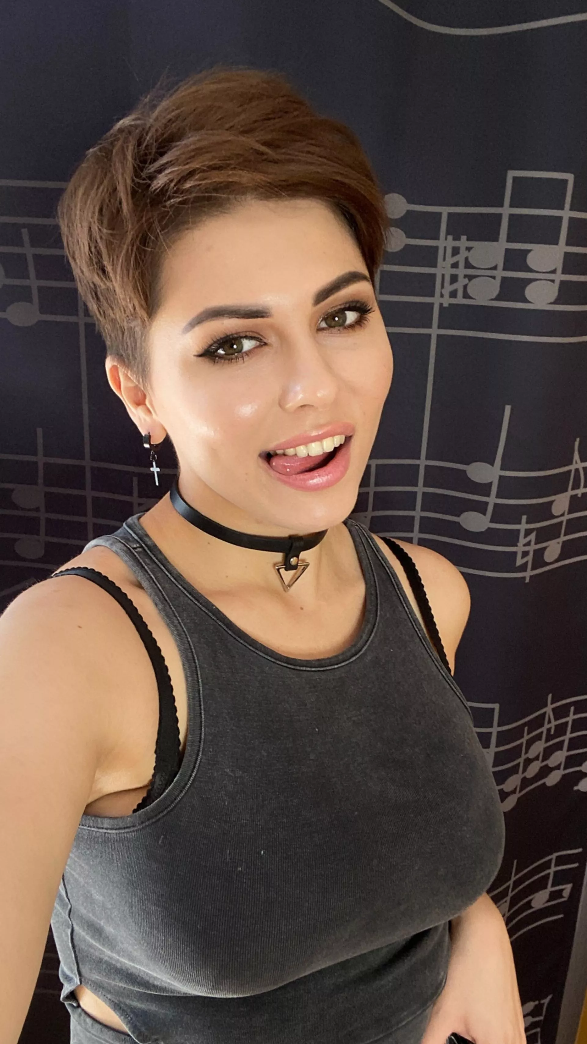 A brunette smile posted by AmyWinne