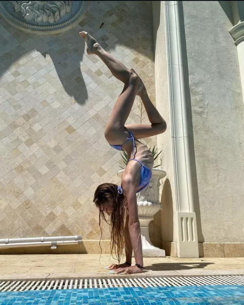 Gymnast body by Charlie_57_13