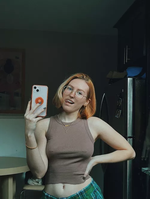 How do I look in the mirror? Be honest [IRTR] by Pinkgirlxxx