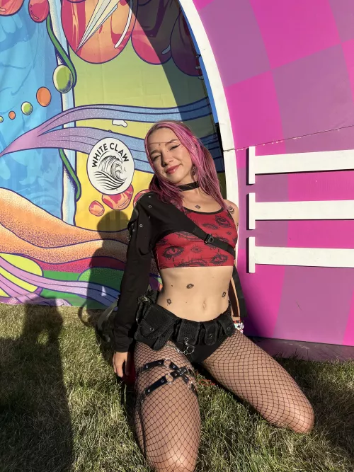 Raver and streamer babe by Danithewomann