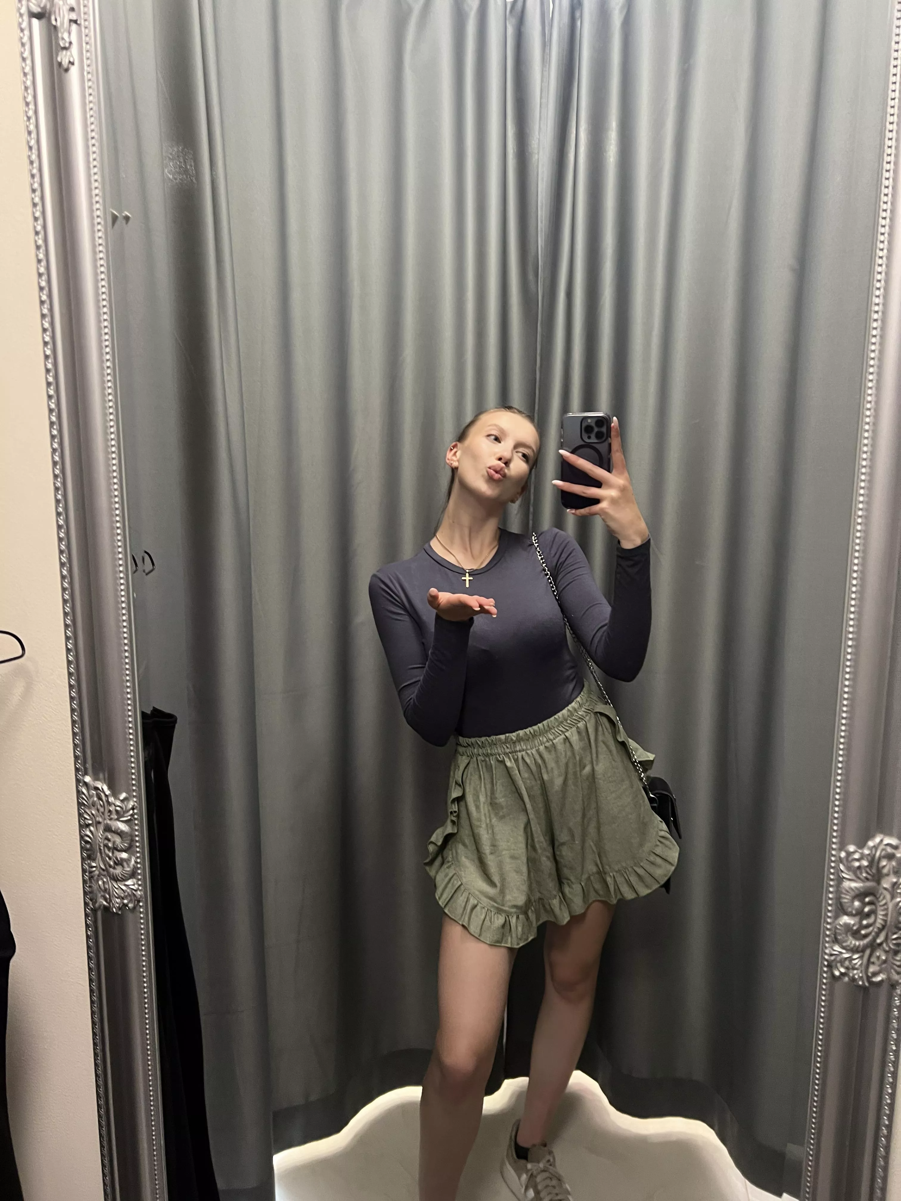 There's nothing under my skirt posted by Babinhoe