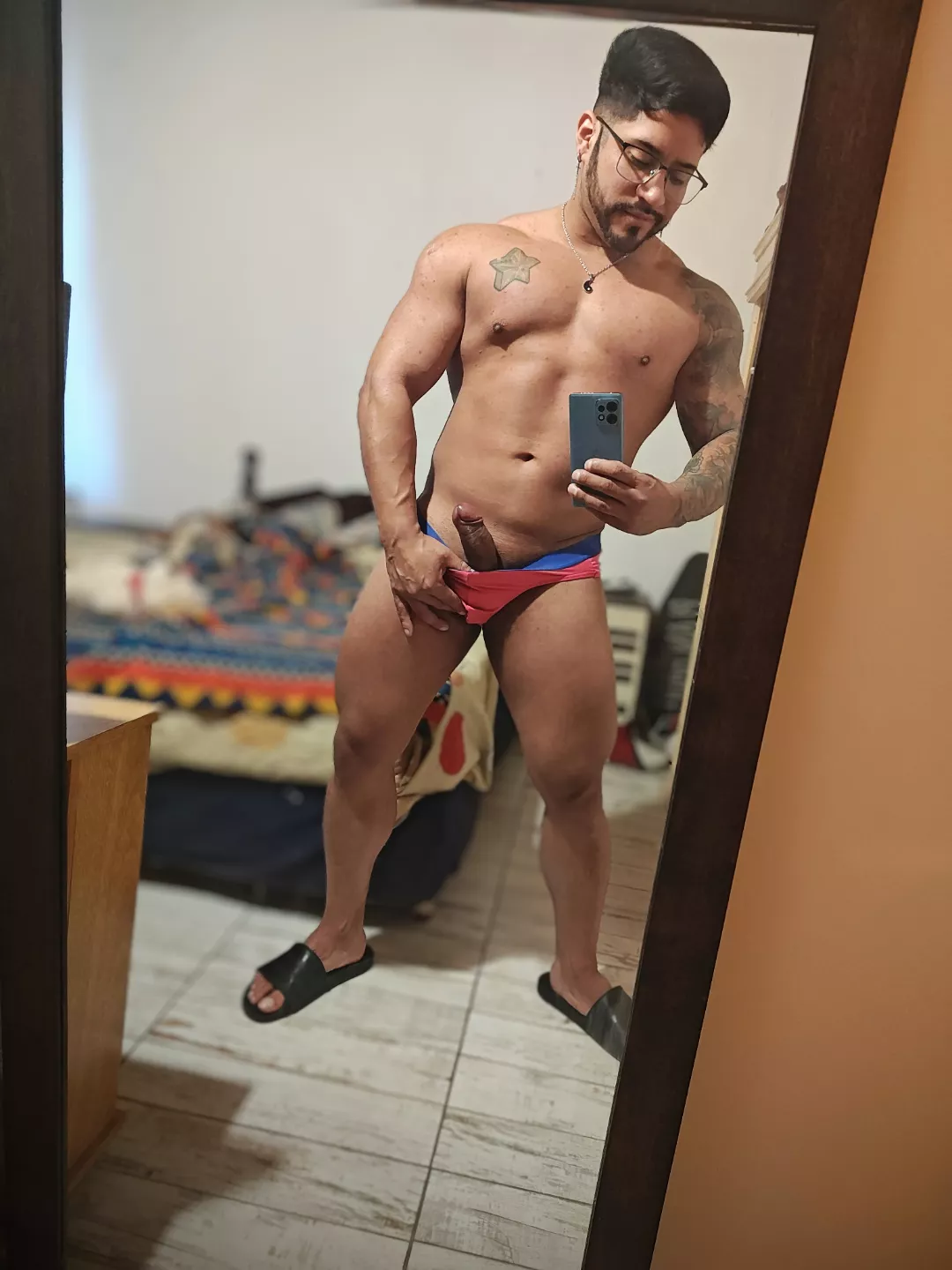 What does the community prefer? Normal build or muscular build? 🤭  posted by fit_alessandrito