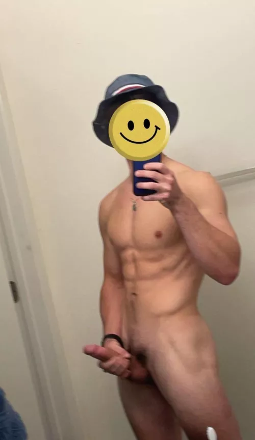 25 hung masc. looking for the same. Face is a must. Respond to 🟥🟪 snaps only. Snap: camer_135 by Amazing_Mobile3949