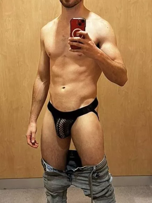 Change room lighting, I think it’s made for bulge pics. by Sea_Experience_8081