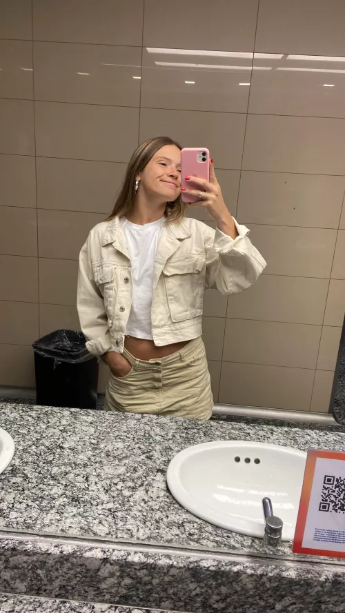 I love being looked at while I walk by Hedtrip7