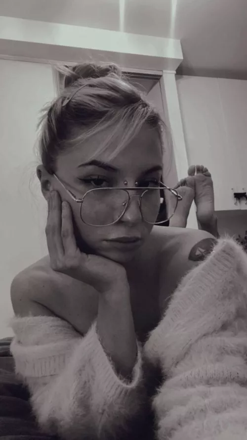 Suck on my toes while I make you edge 🌶️ by AlexaxParker