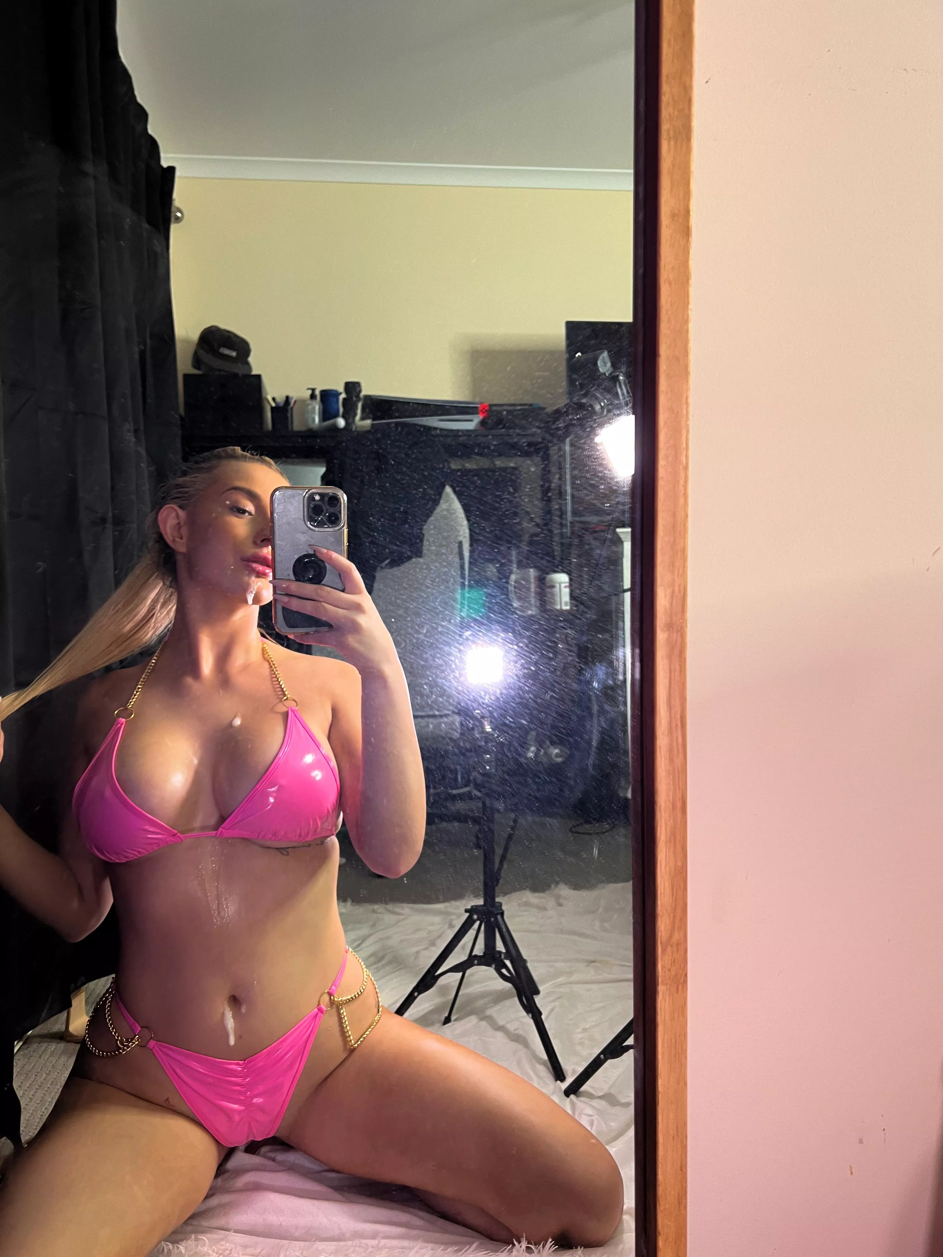 Bimbo in latex , covered in cum  posted by babyceeceexo