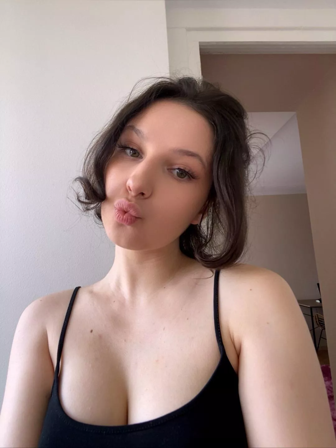 @evvelynray 19F posted by wifeeey_