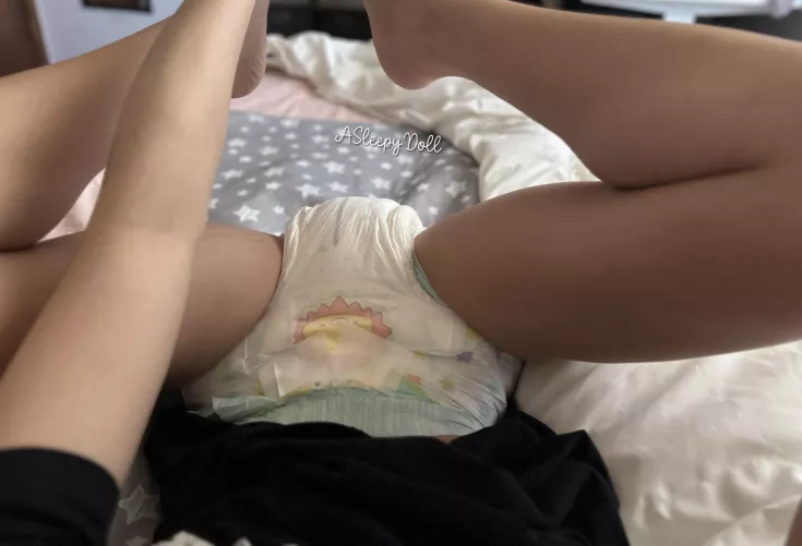 legs up for changing time 🐾🦁 by asleepydoll