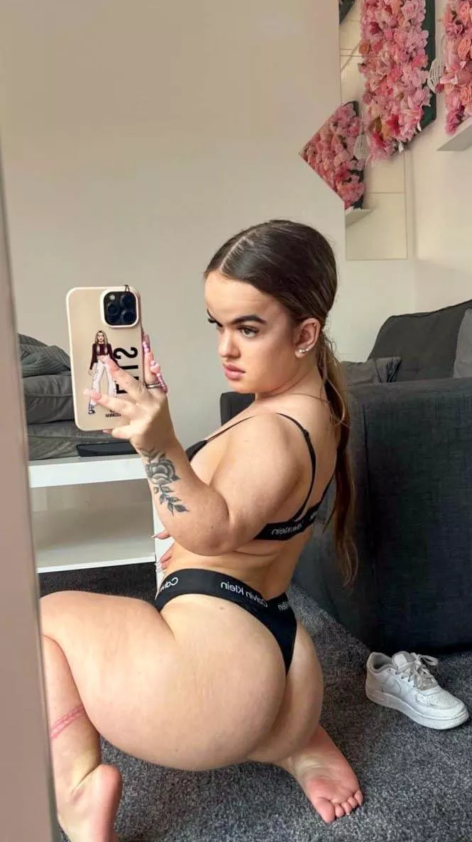 My dwarf feet want your whole attention posted by LuminousLeopardk