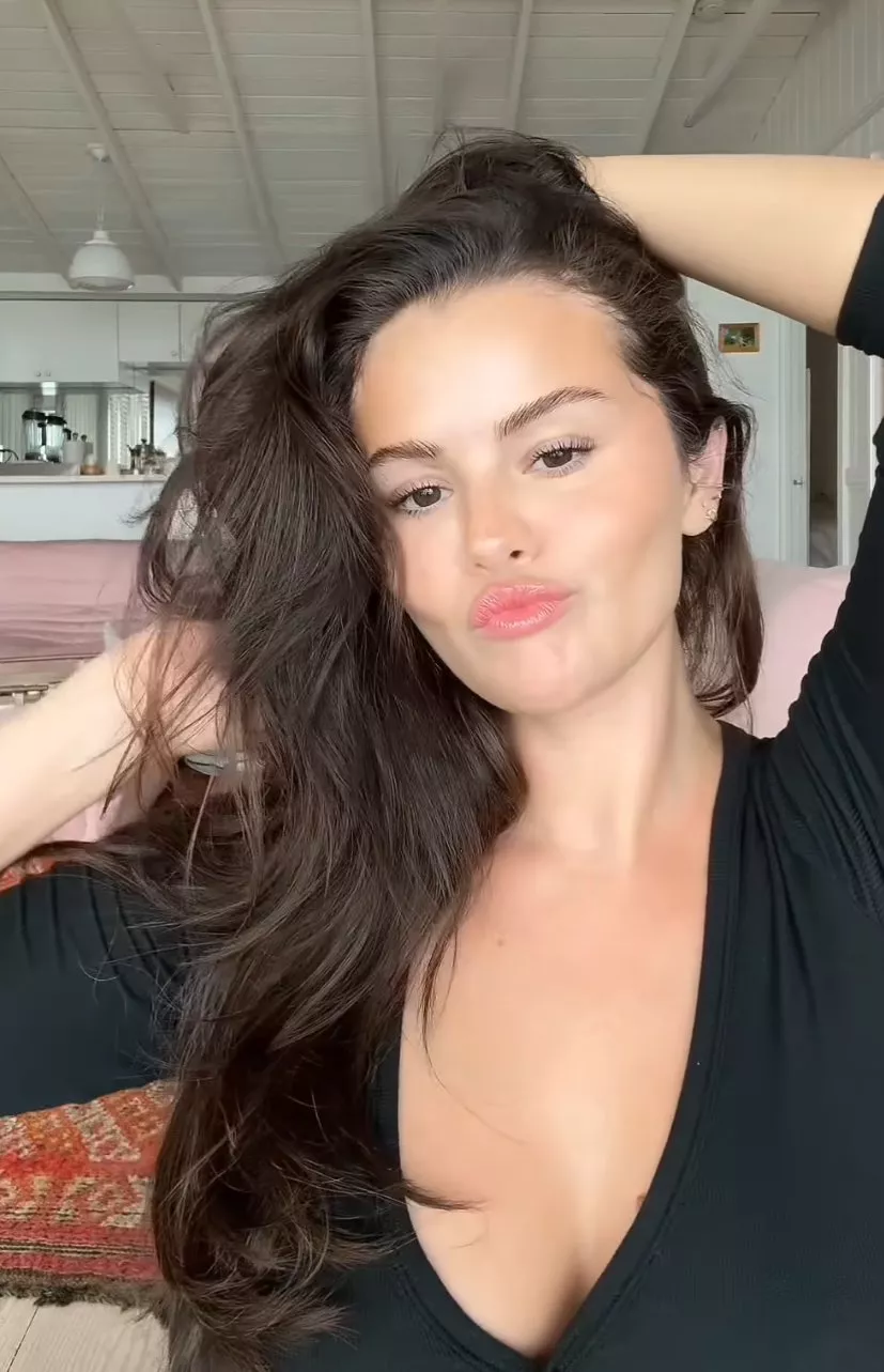 Selena Gomez  posted by neerajuchiha