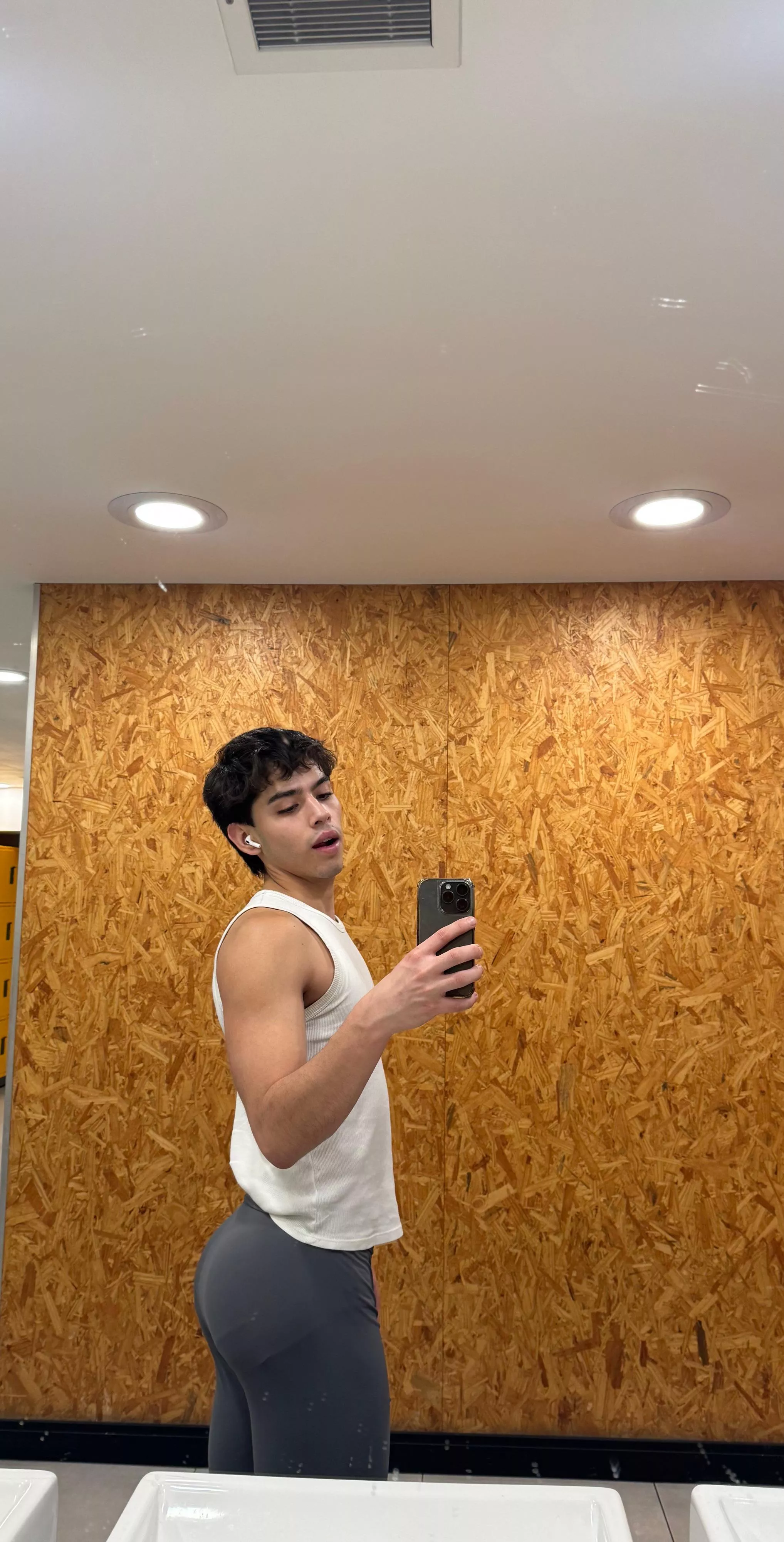 The mirror of the gym did see me without pants🙈😈🥵 posted by Tommtwink