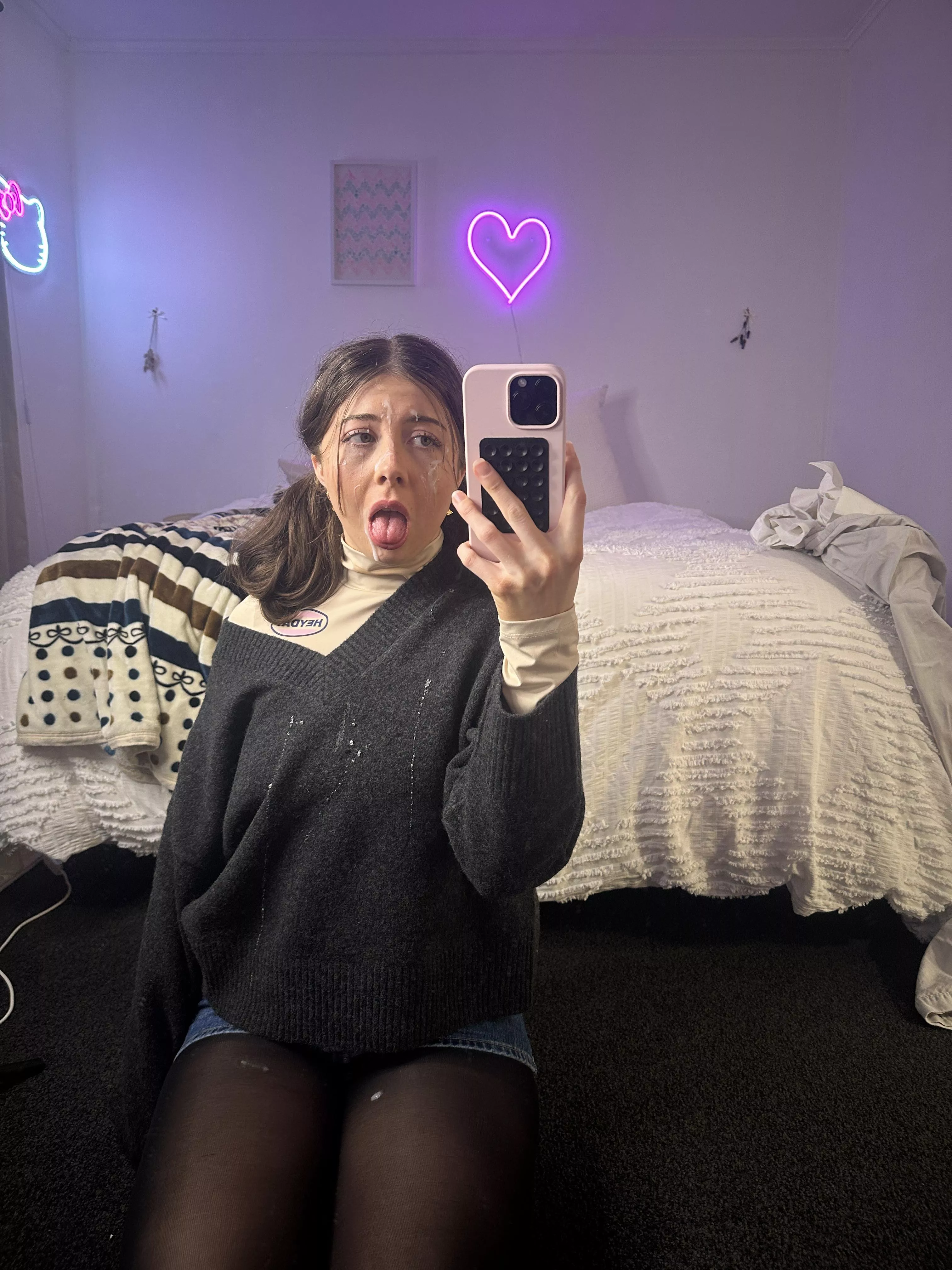 Covered in cum

 posted by wethrow123