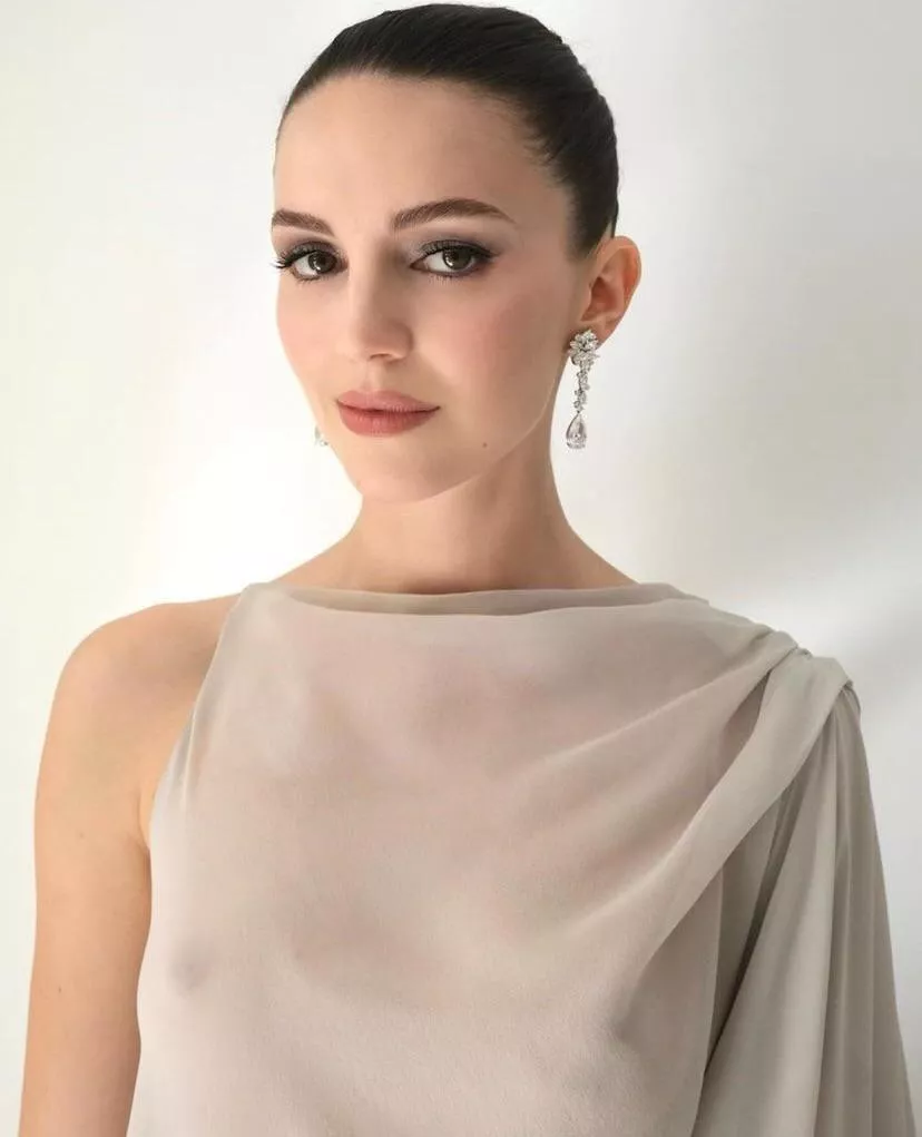 Ella Hunt is stunningly beautiful posted by Elfdani