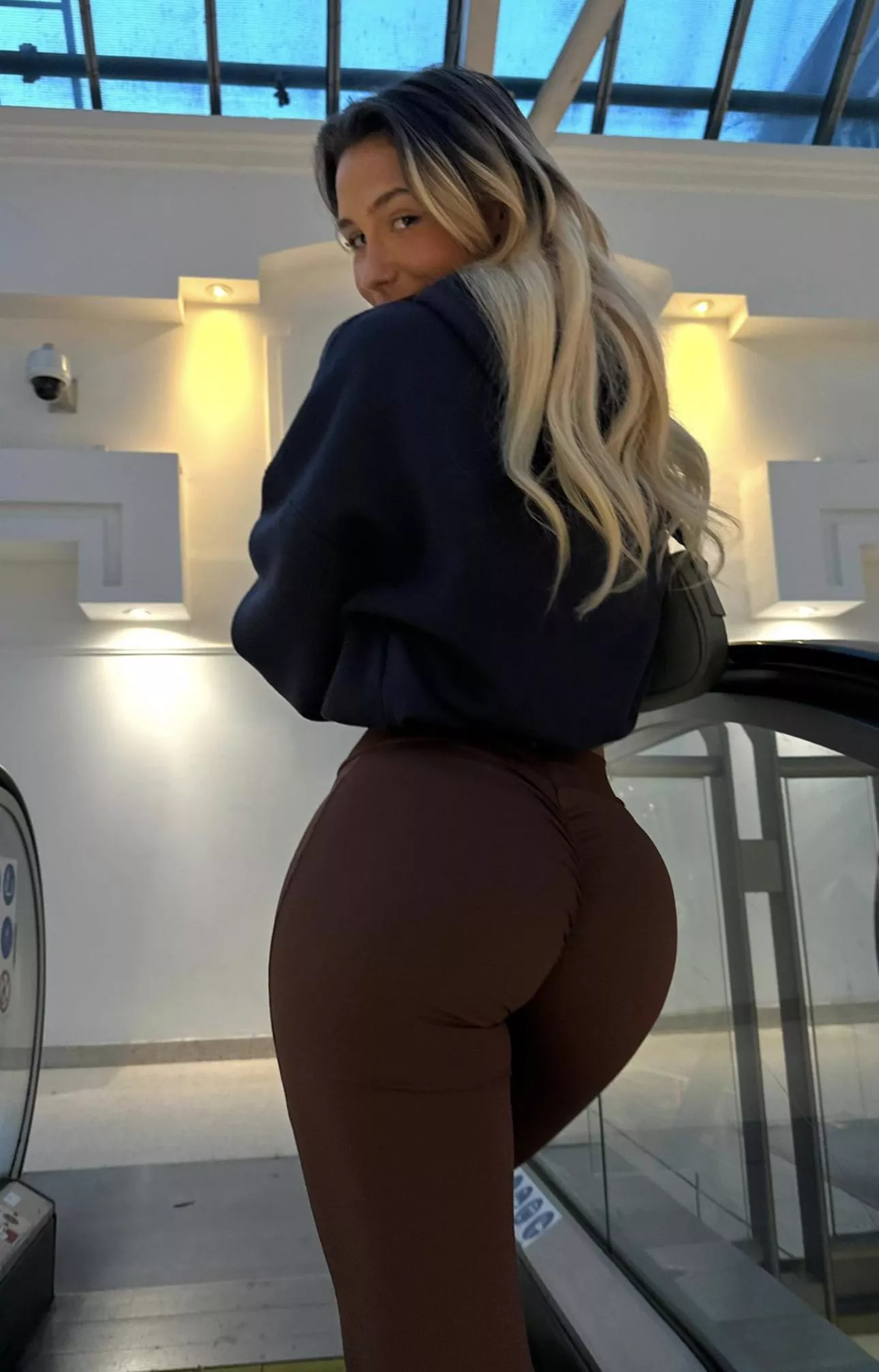 my fav leggings and i caught you peeping  posted by amberaustinxoxo