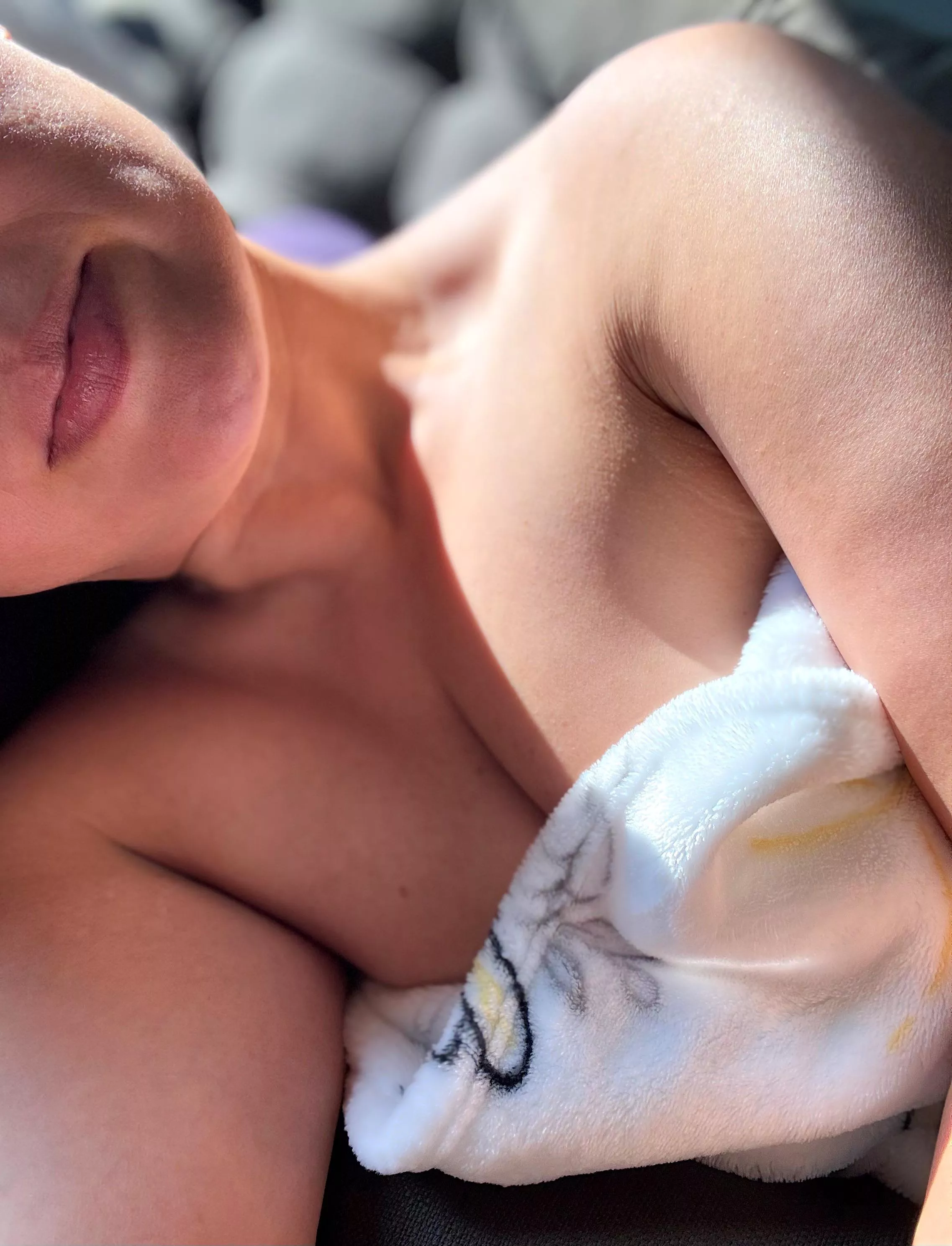 Sunshine on my shoulders [F] posted by pillow_muses