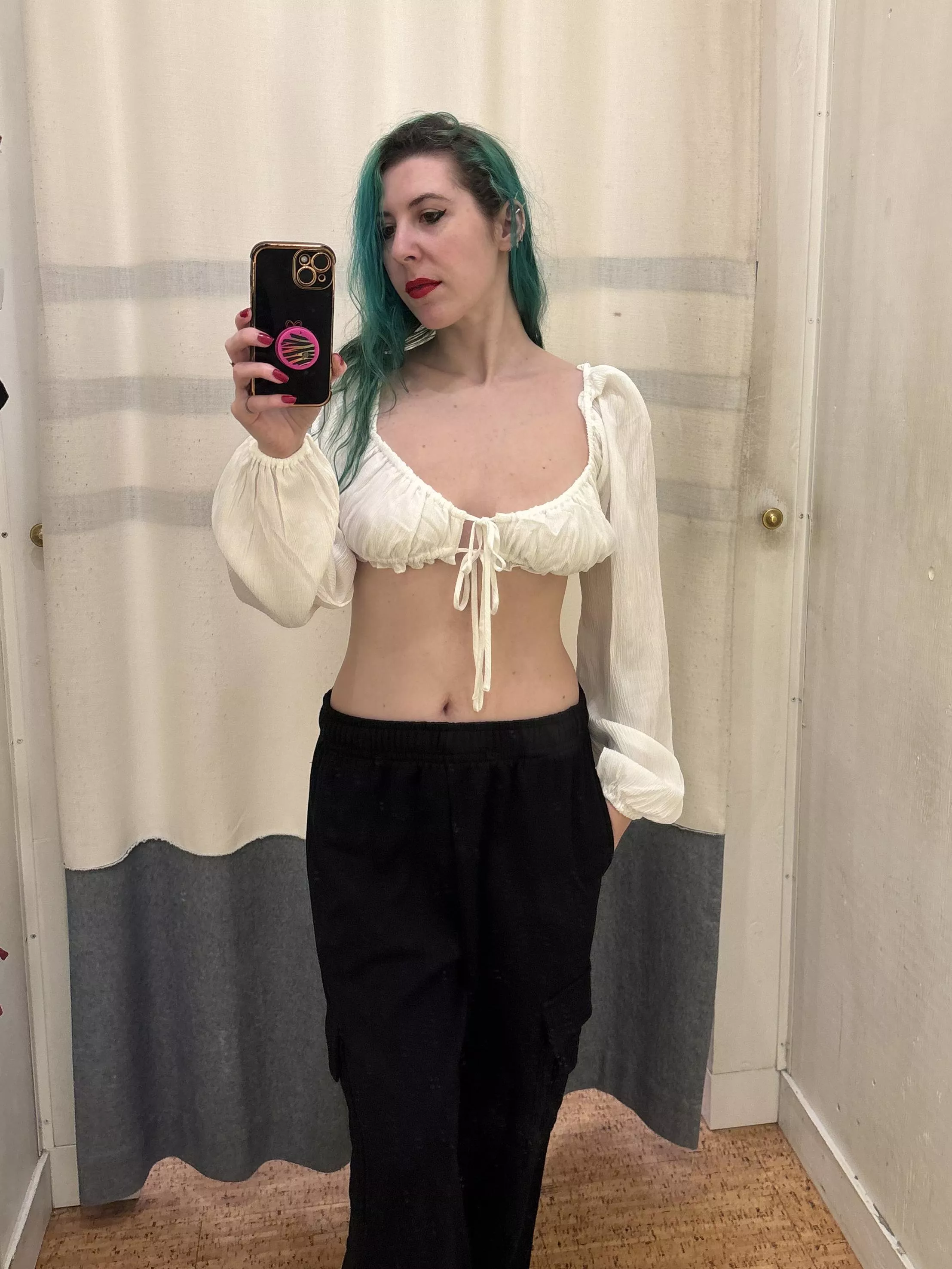 Too hot for a bra posted by sirenskiss3