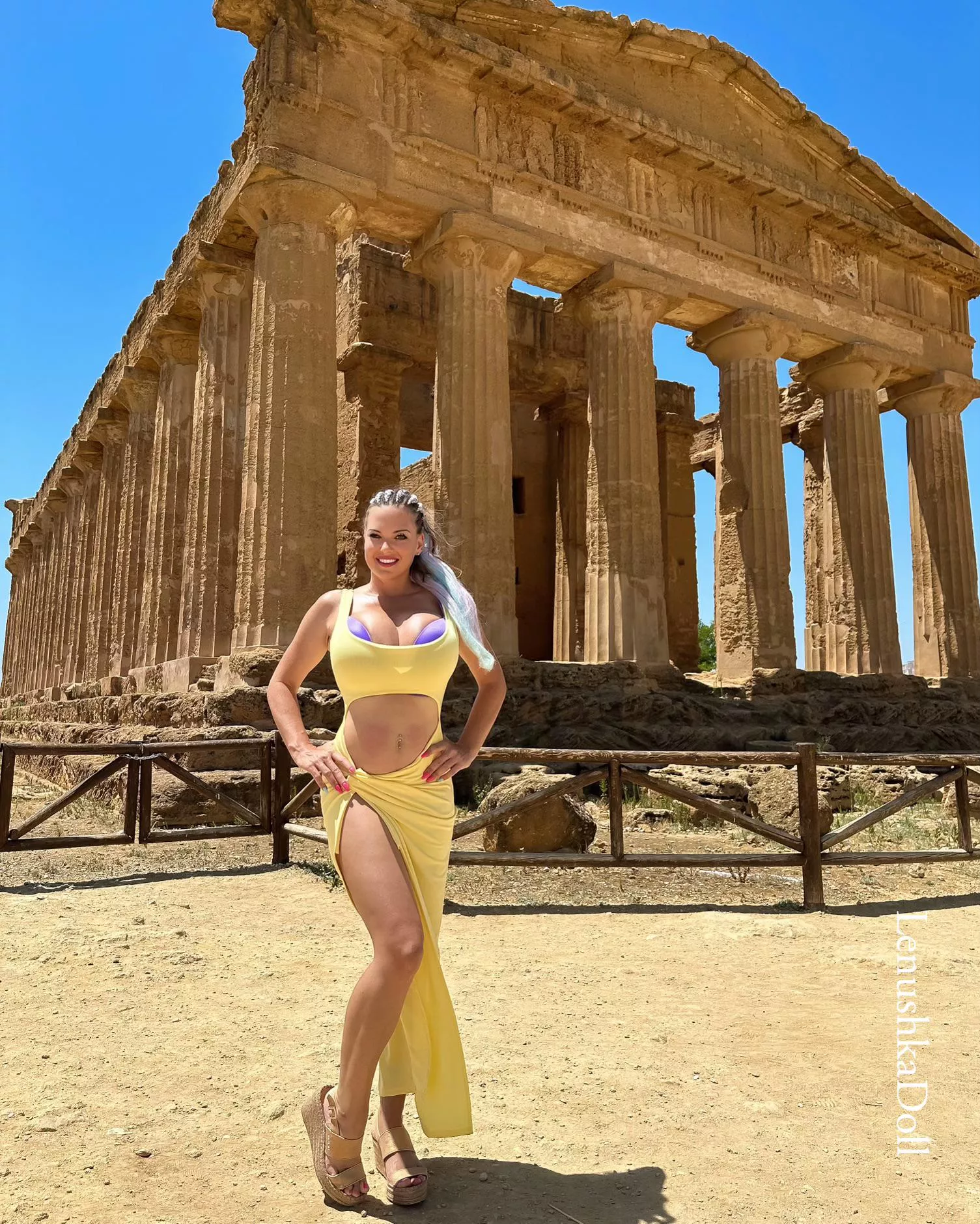 Bimbo on the go… posted by SquirtAndHugeDildo