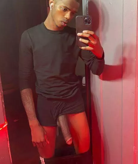 Your 21yo co-worker “accidentally” sends you this. Wwyd? posted by Zestyclose-Ad4494