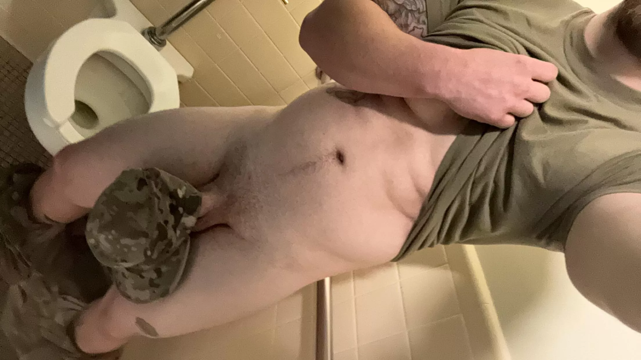 [27] Bathroom selfie posted by BookkeeperPopular708