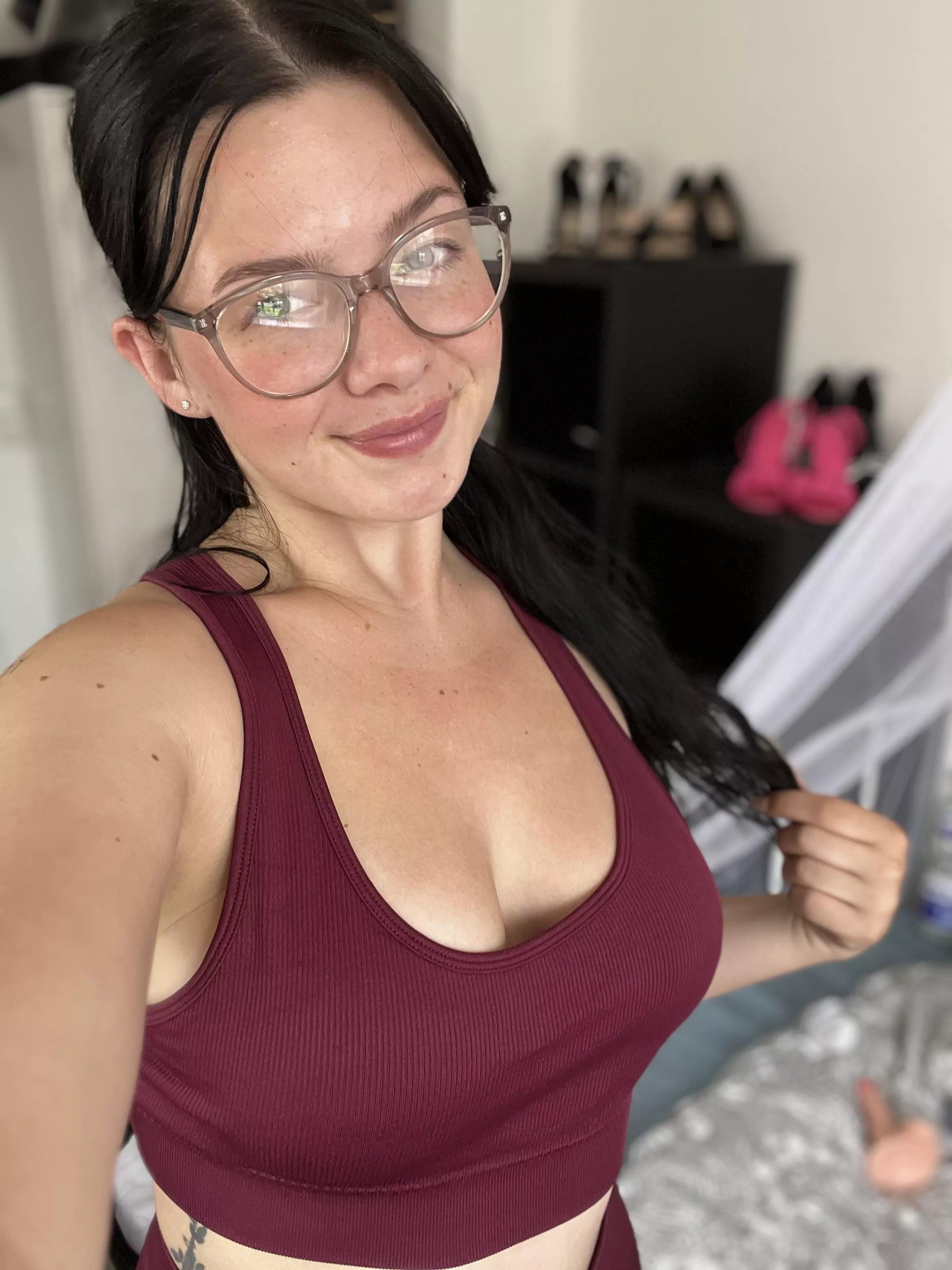 a cute gym crop top is always fine hihi  posted by amorelarielle