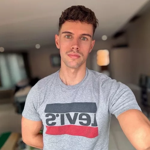 Heyo! 👋🏻 by Boynamedzeke