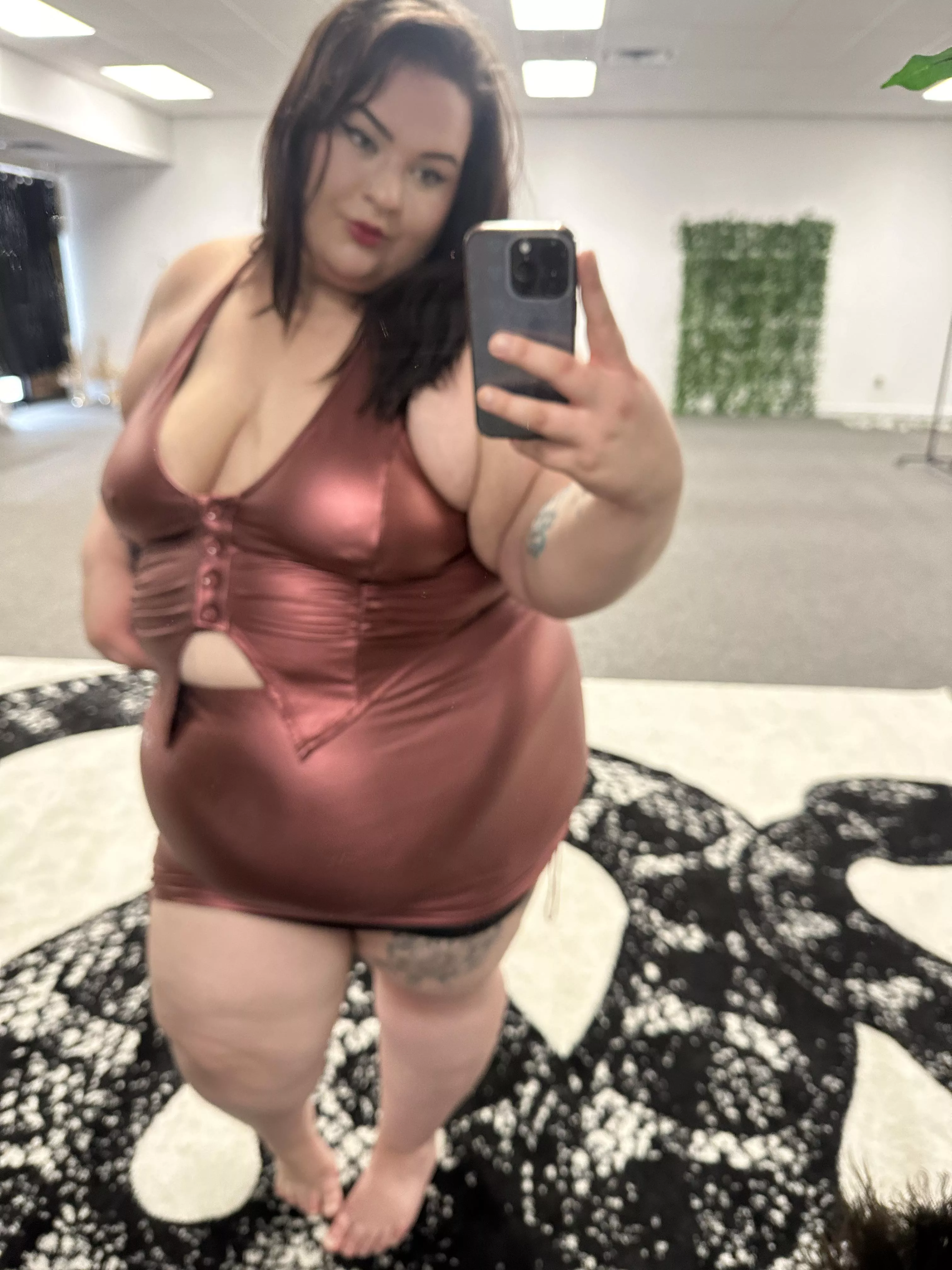 This outfit shows off all my curves 🥺🥰 posted by princessjaex