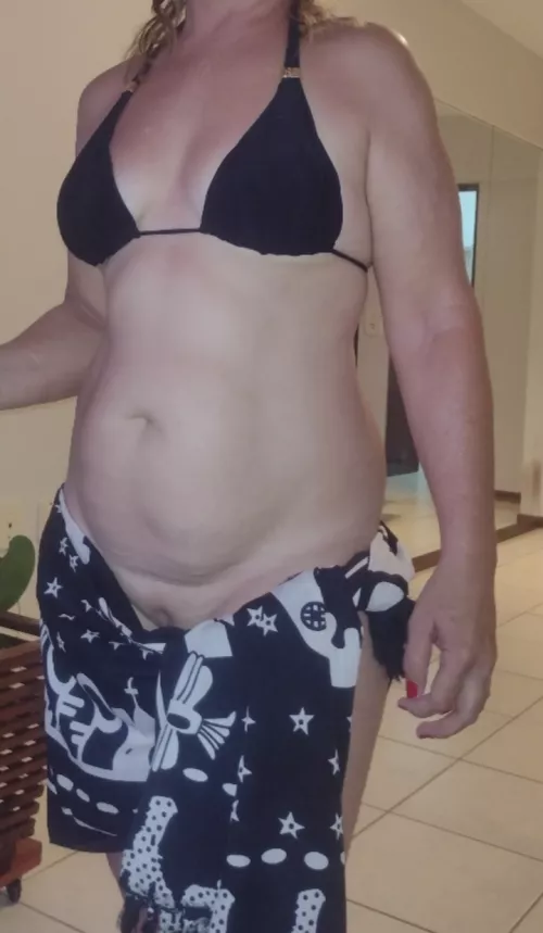 Today I'm going to the beach just wearing a sarong, I have to be careful not to let my pussy show by oopspanties