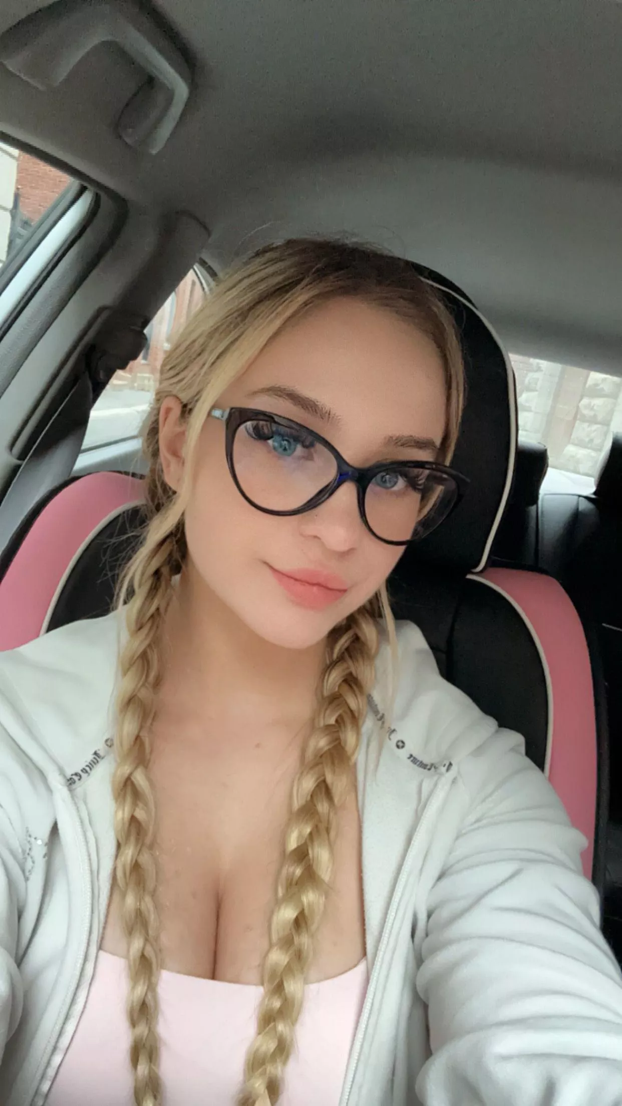 Car selfie posted by envyluna_