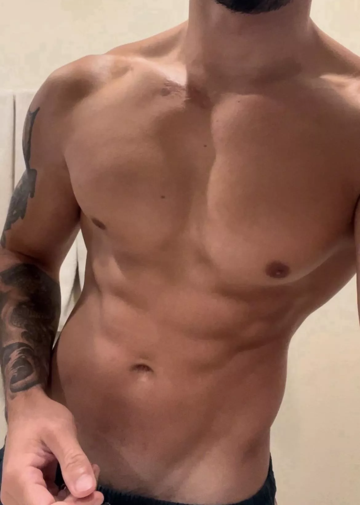Close up shot of my midsection 😁🥰 posted by TheeGuyDerek