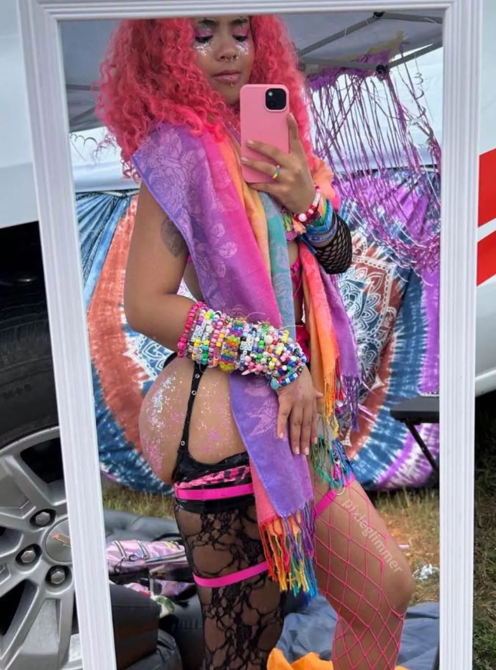 Ended the night wearing only a pashmina and glitter on my ass 😌 posted by pixieglimmer