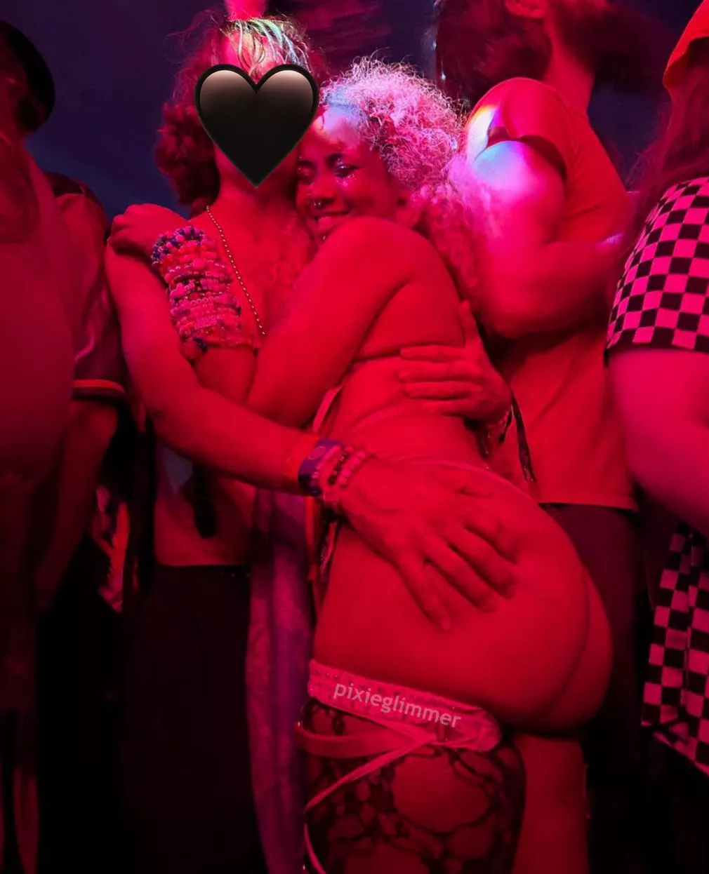 Where are the (b)ass lovers? 😈 posted by pixieglimmer