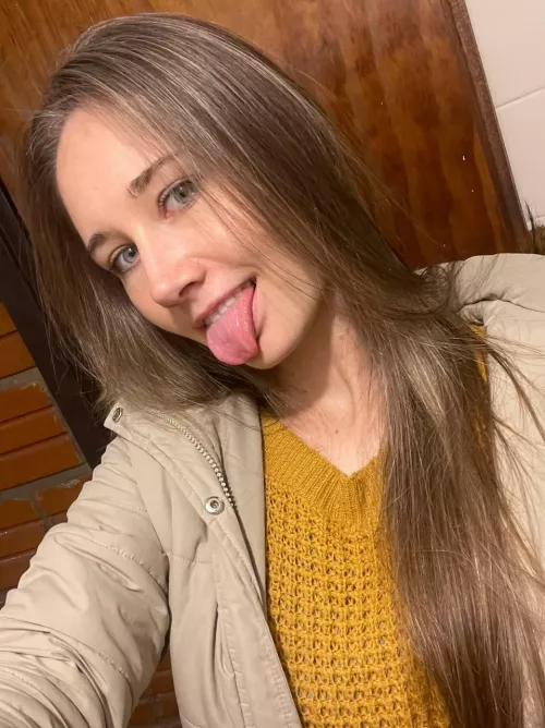 Attracting attention is my specialty by GuiltilyMobilize11