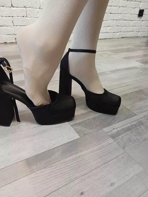 Can you imageint what they might smell like after a long day? 😈😋 by SexyLusciousFeet