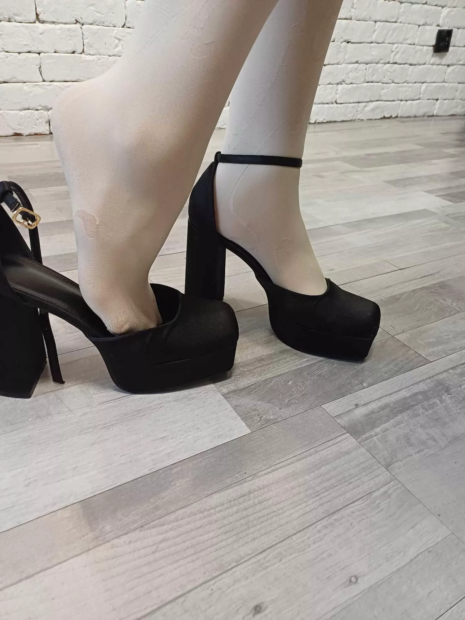 Can you imageint what they might smell like after a long day? 😈😋 posted by SexyLusciousFeet