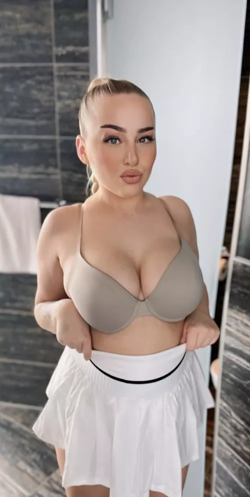 dinner is on the bed tonight by Cute_Fluffyx