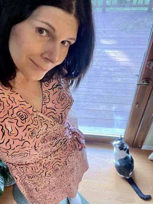 This pink and black abstract rose pattern is one of the most flattering dresses on me 🩷42F  by TheRealAutumnGoddess