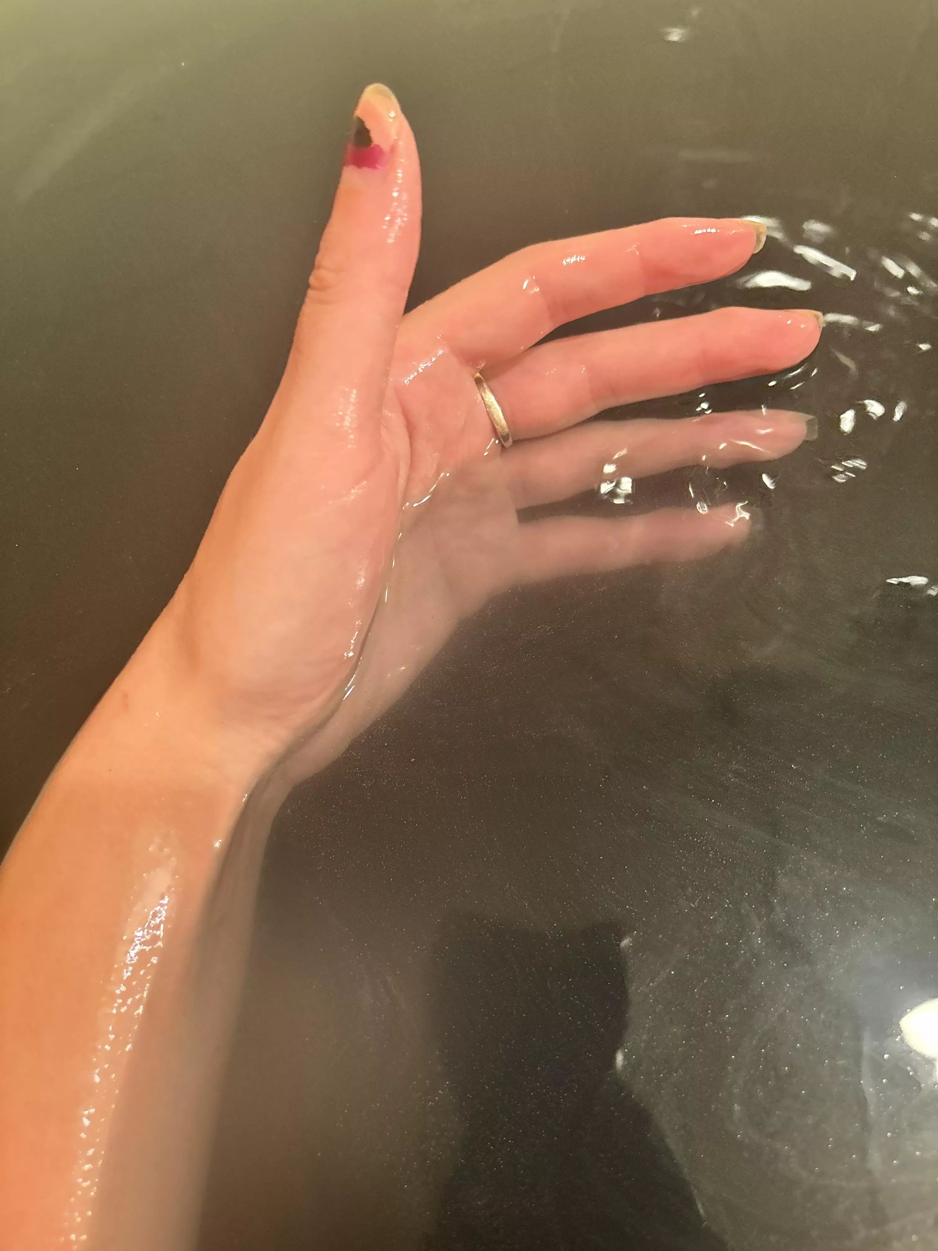Hand in the tub posted by sirenskiss3