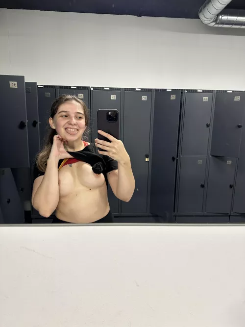 Back in the gym 😁 by Be_myy_guest