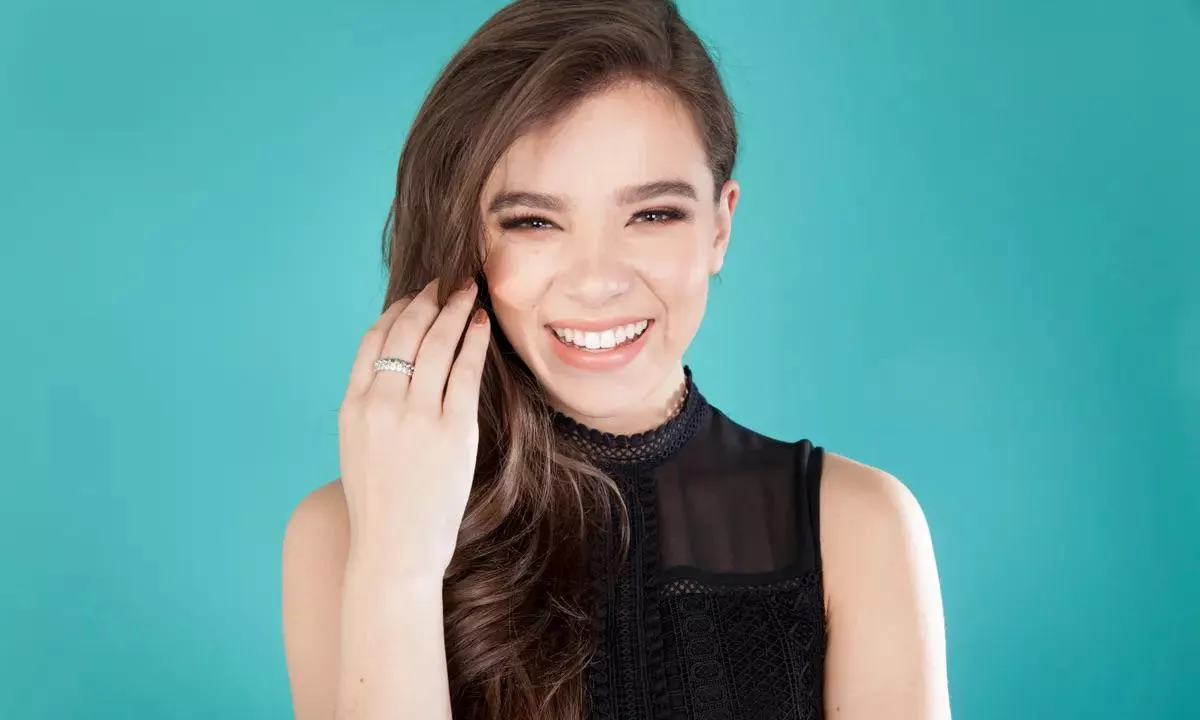 Hailee Steinfeld posted by Reasonable-Owl-3857