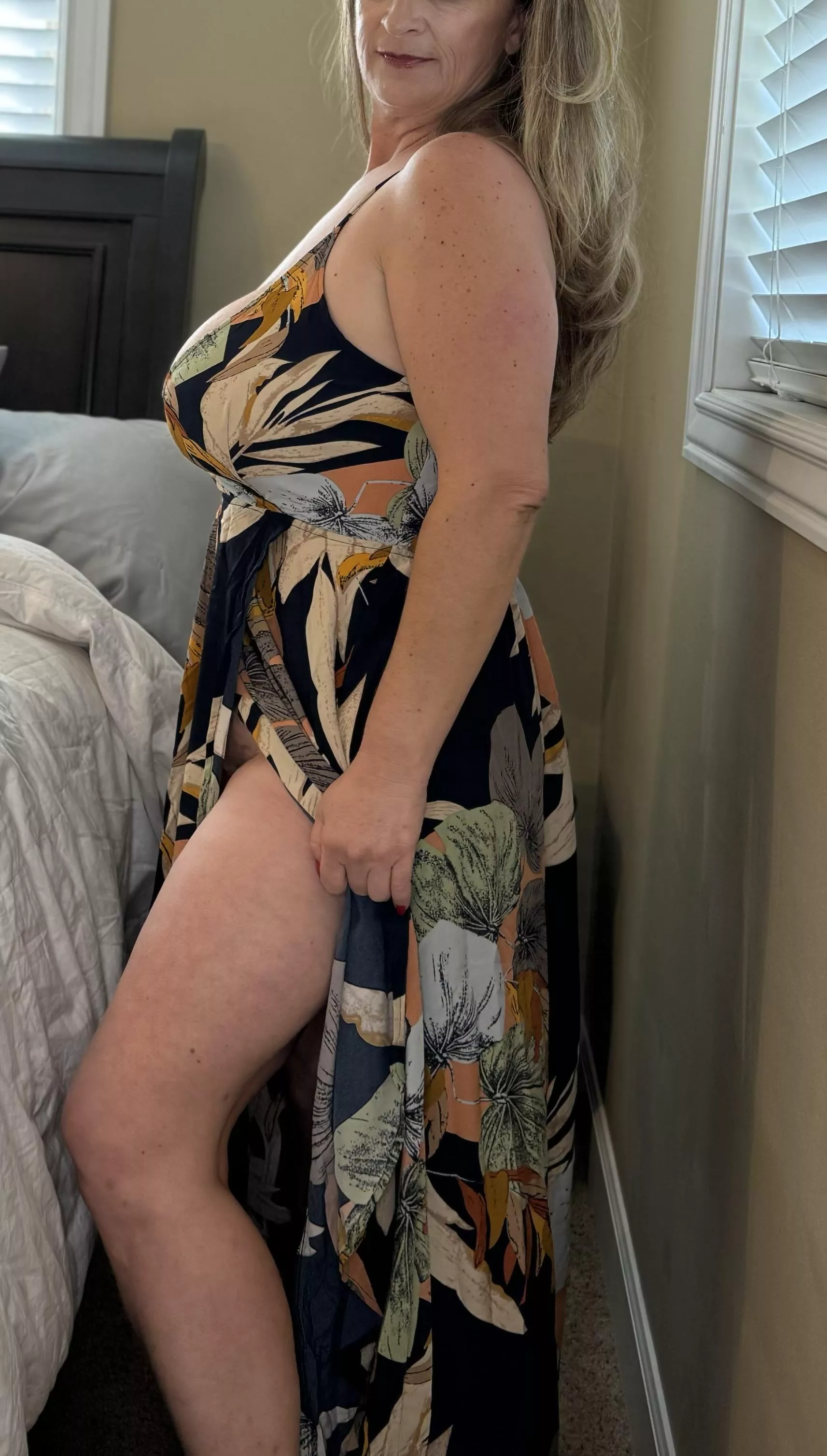 Put your head under my dress posted by Mskd_Mistress