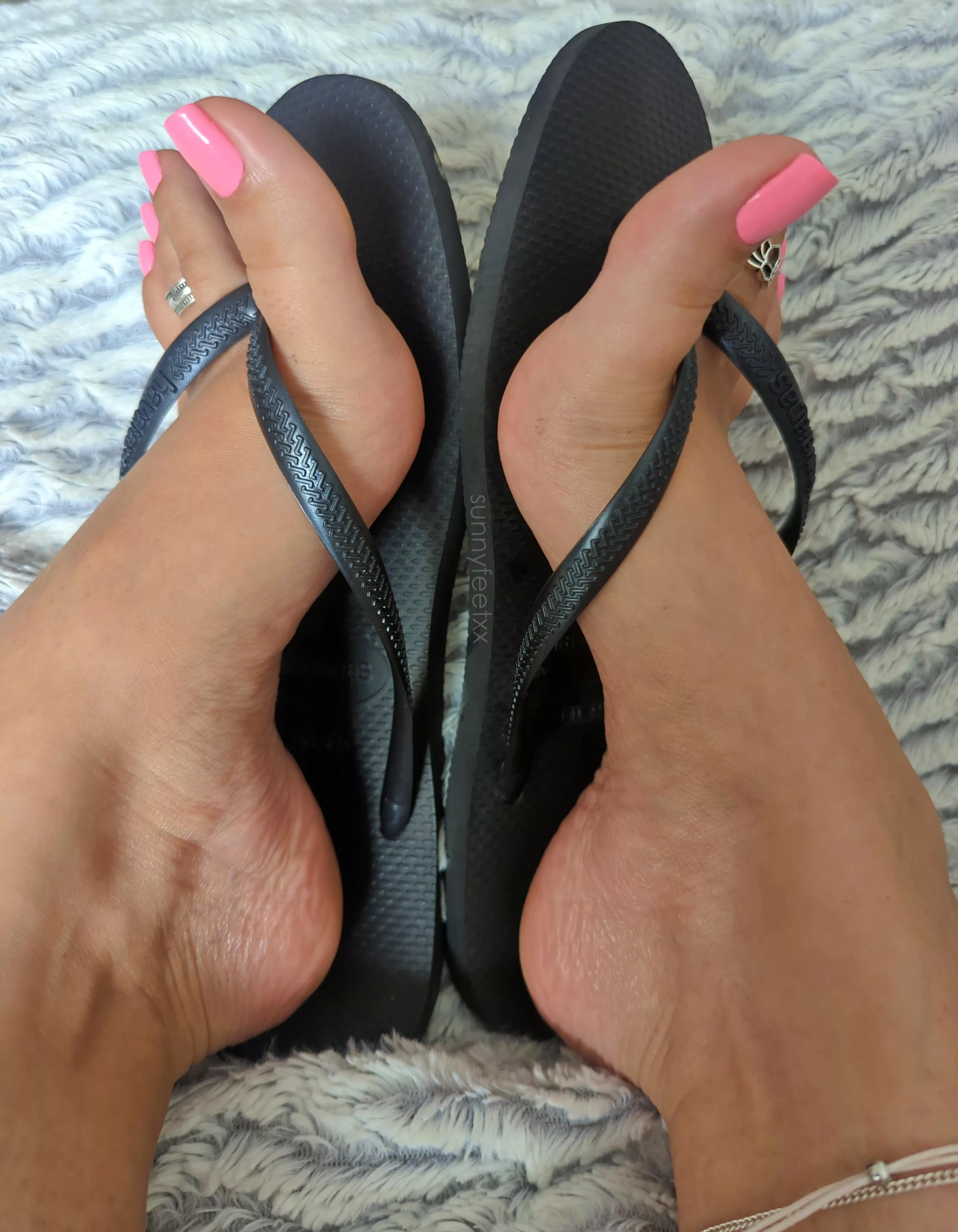 The black Havaianas always make the pedi POP 🌸 posted by sunnyfeetxx
