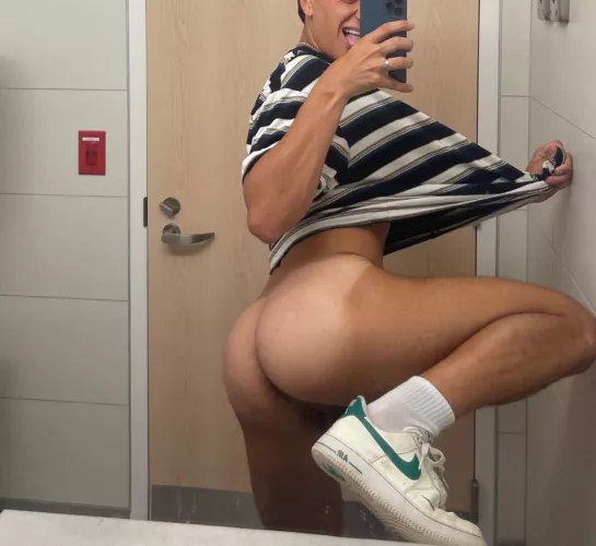 20 str8 Frat bro with Fat Ass looking for BWC tops only add me @ jaxonn330 by Careful_Yesterday_73