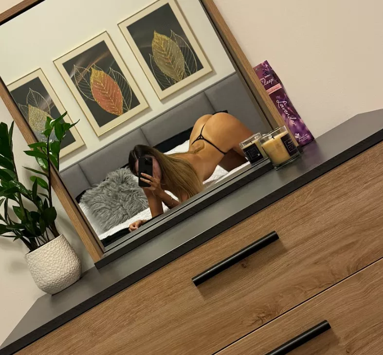 Arched up and ready for daddy to punish me posted by sexyyyliv