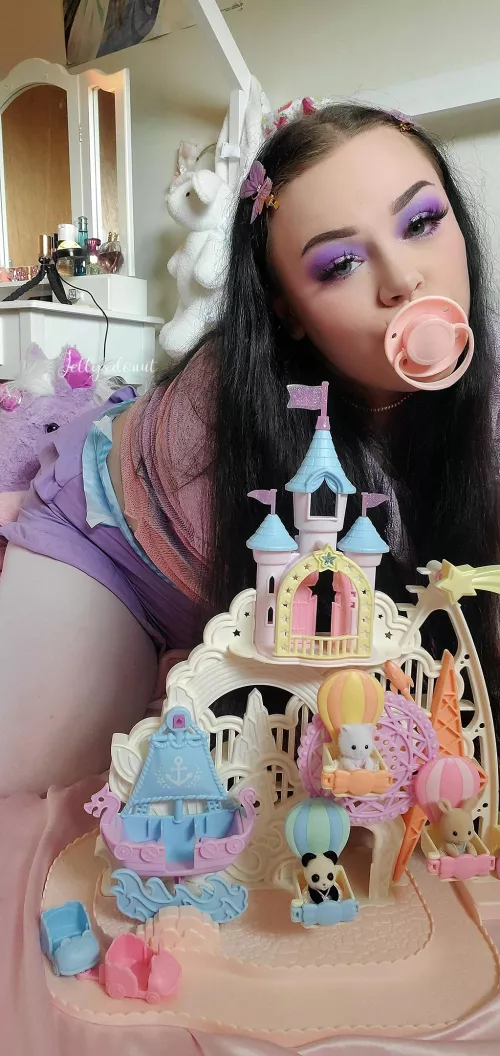 Can you tell what my favorite color is? 😁 by jellyxdonut21